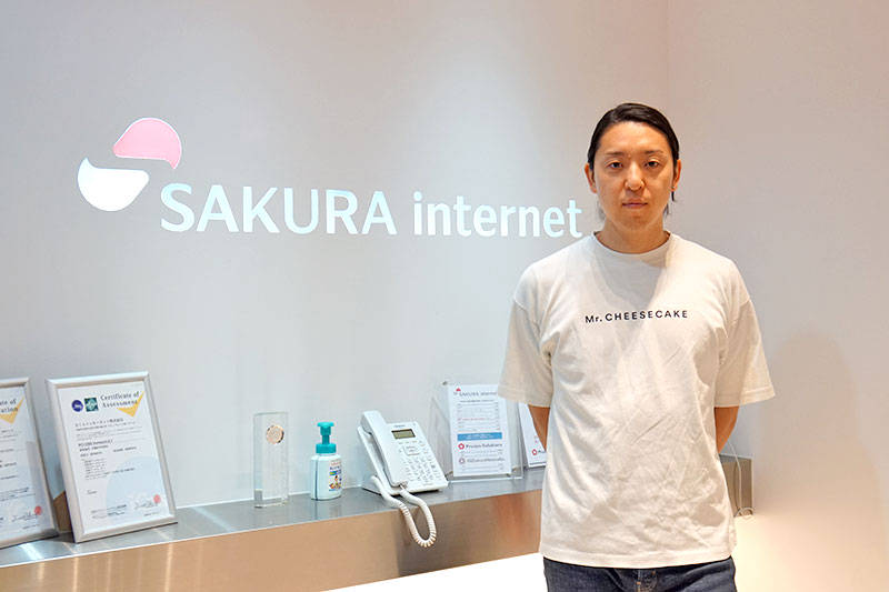 さくらインターネットのロゴ前で写真撮影