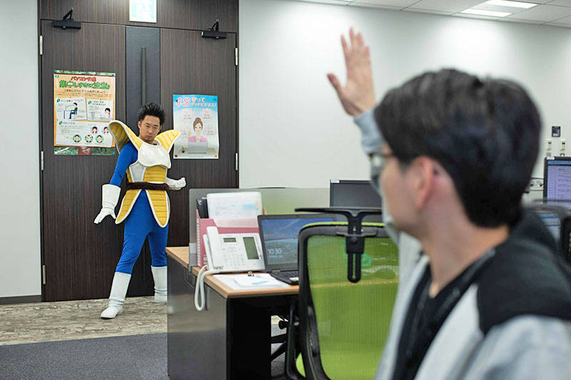 編集部に乗り込むR藤本
