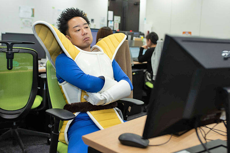 へっ! きたねえデスクだ。