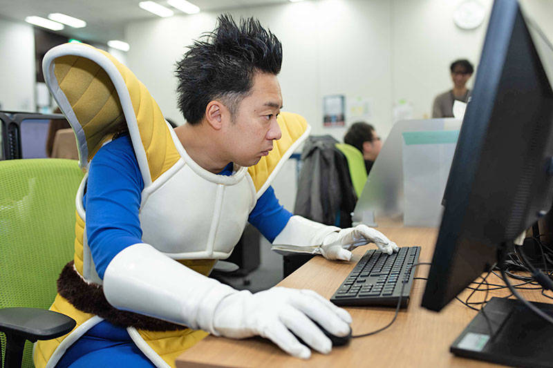 PC操作をするR藤本
