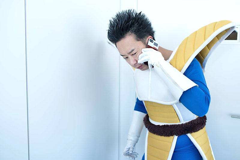 ブルマからの電話に出るR藤本