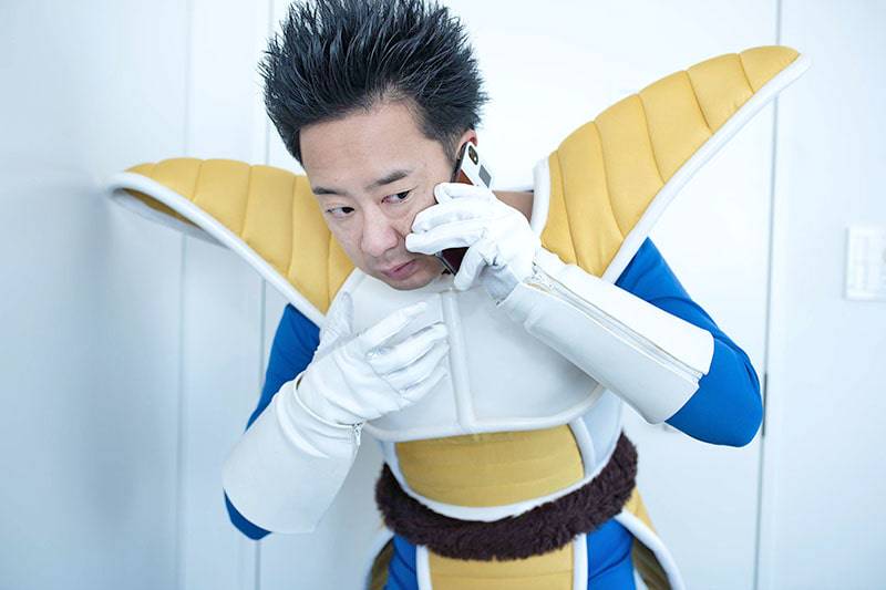 電話で話すR藤本