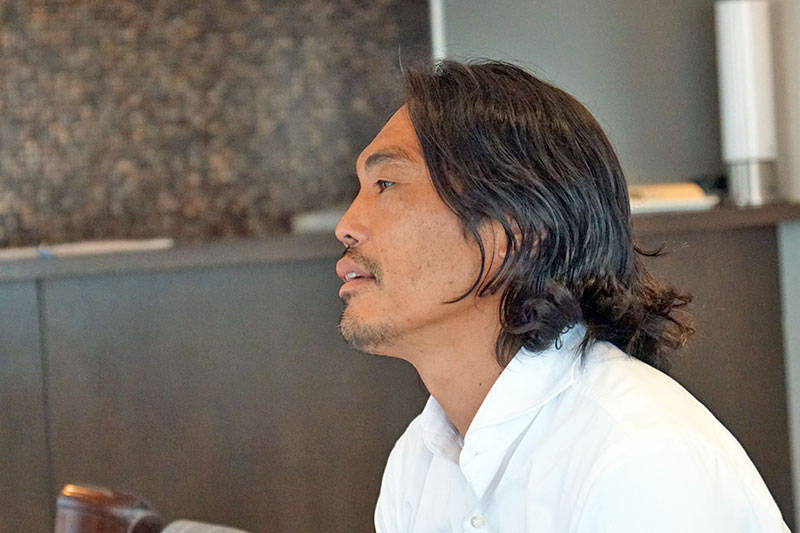 ヒザのケガについて語る安彦さん