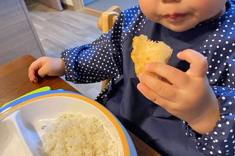 自分で食べることはできるけど、まだ助けが必要。