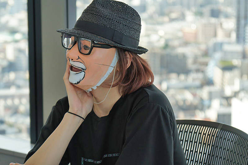 画面の前にいる視聴者に語りかける