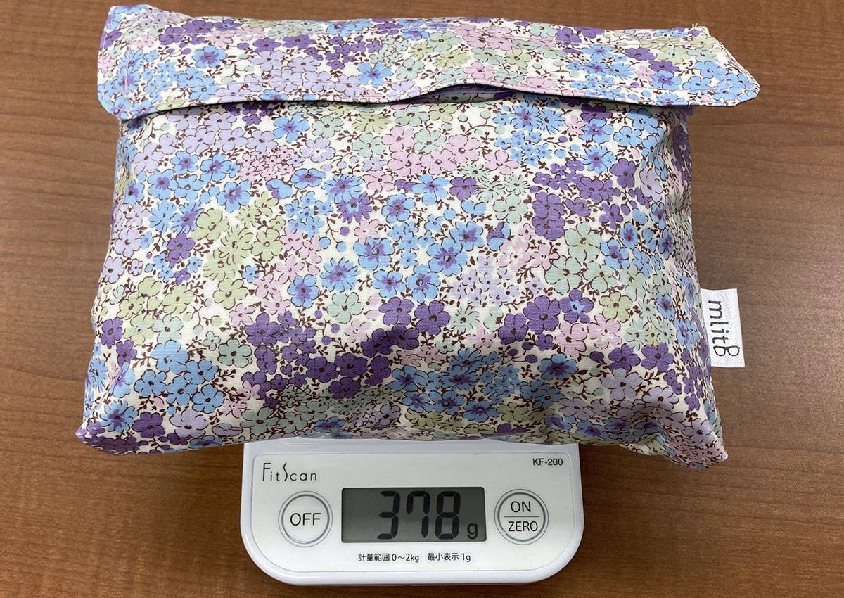 （穂川さんらしい防災ポーチの完成！ こんなに入れても378gで収まりました）