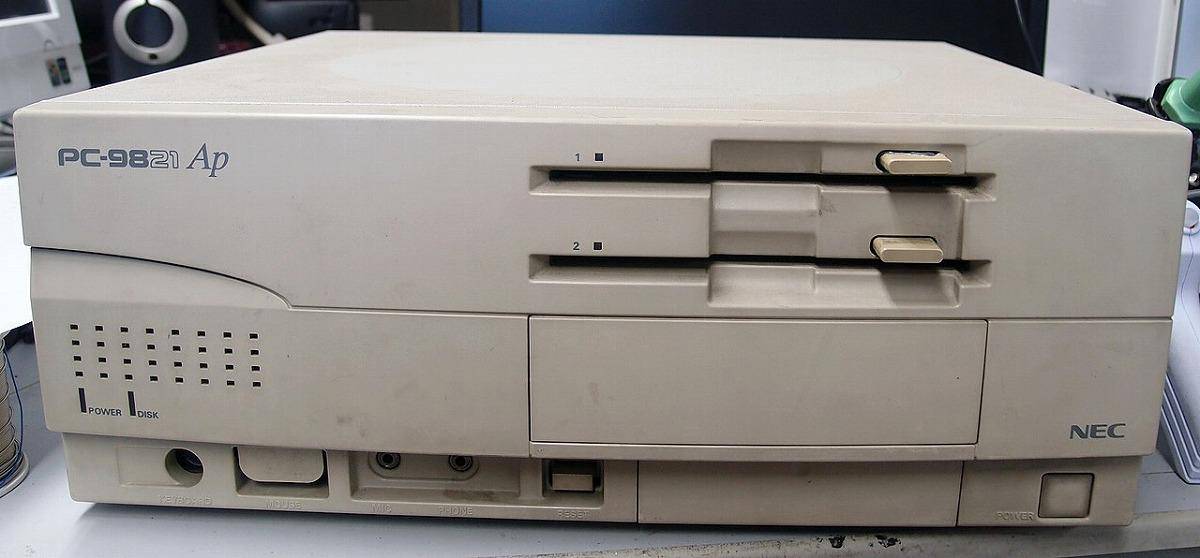 ▲フロッピーディスクドライブを2つ備えたPC（Photo by htomari）