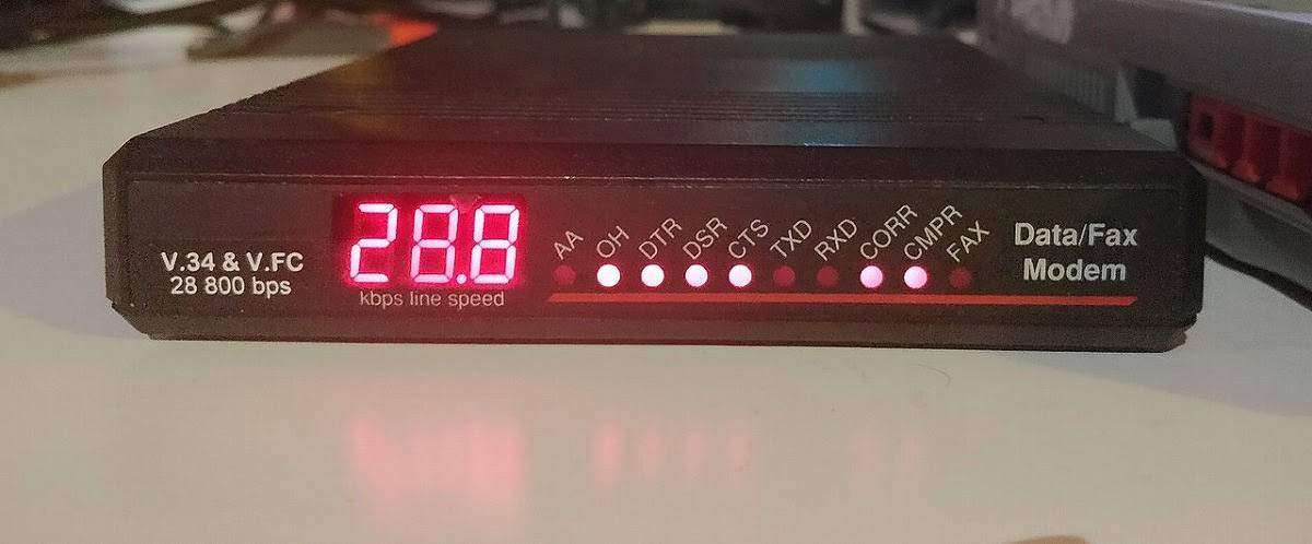 当時ダイヤルアップ接続に使われたモデム（Photo by Streepjescode）