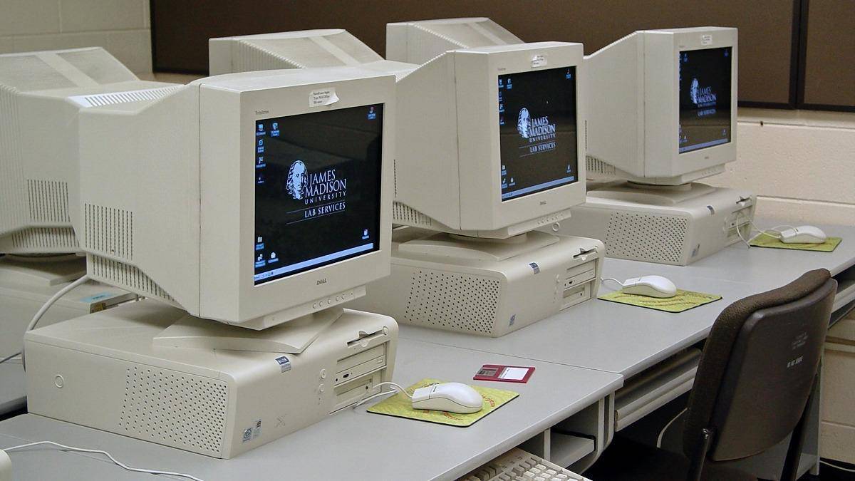 ▲このCRTディスプレイが大量に並ぶ当時のパソコン室は何やら物々しい(Photo by Ben Schumin)