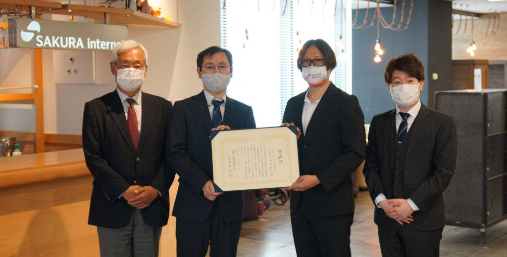JAGREによる感謝状授与の様子　左から株式会社社会システム総合研究所 代表取締役 西田純ニ氏、JAGRE 代表 中村俊之氏、さくらインターネット 執行役員 高橋 隆行、さくらインターネット 深井 雄輝 