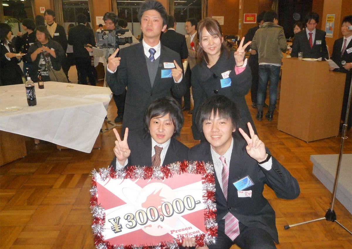 「プレゼン龍」優勝時の写真。左下が垣内社長、右下が民野副社長