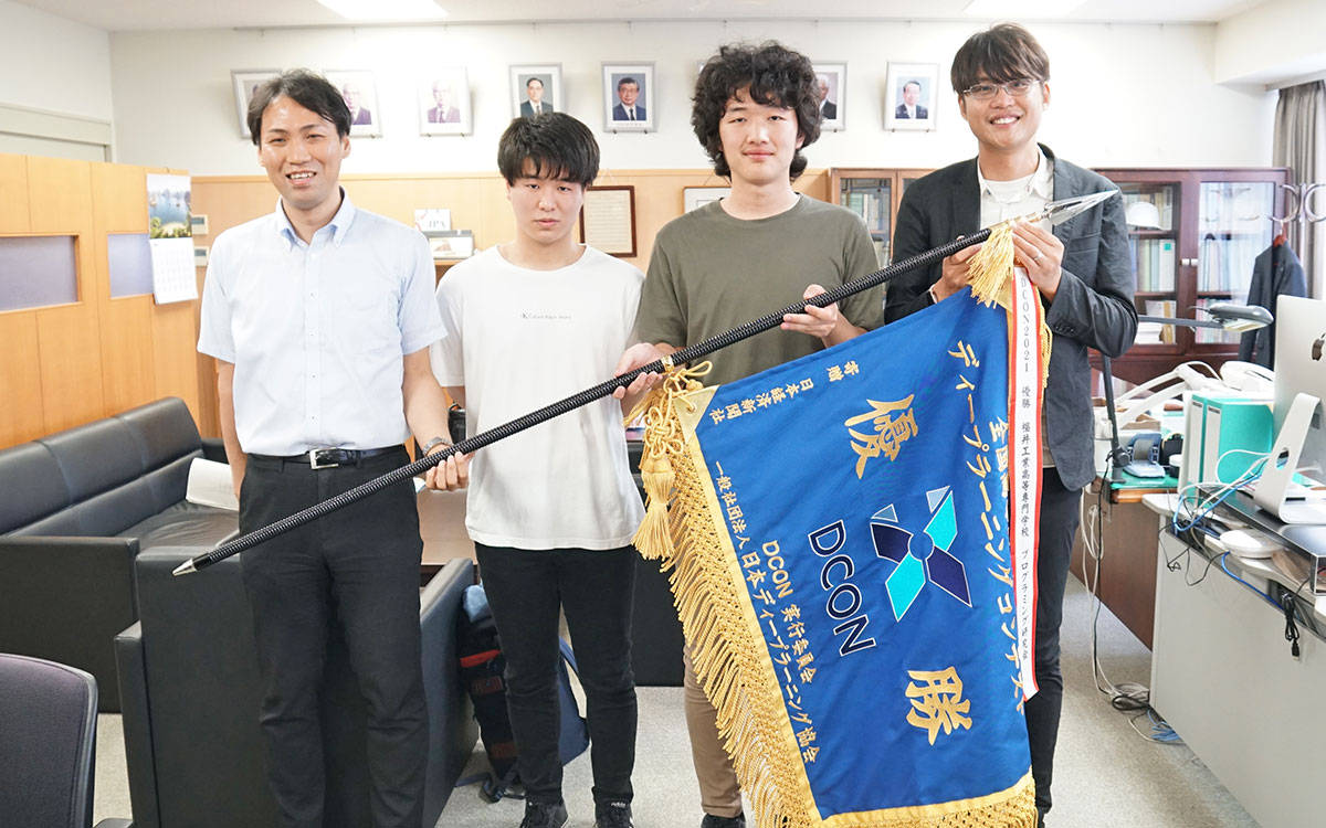 左から福井工業高等専門学校 プログラミング研究会  村田知也先生（指導教員）、小川大翔さん、前川蒼さん、田中邦裕（撮影時のみ、マスクを外しています）