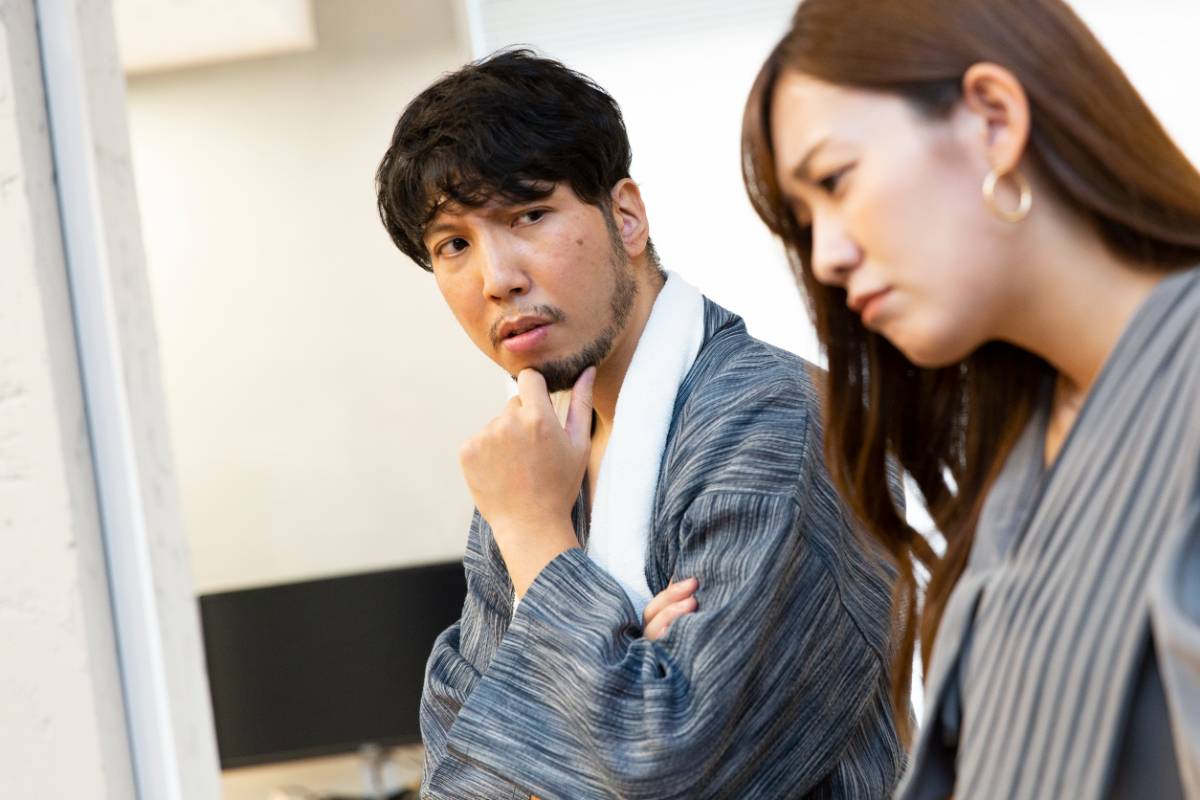 斎藤が画像岡を不審がる画像