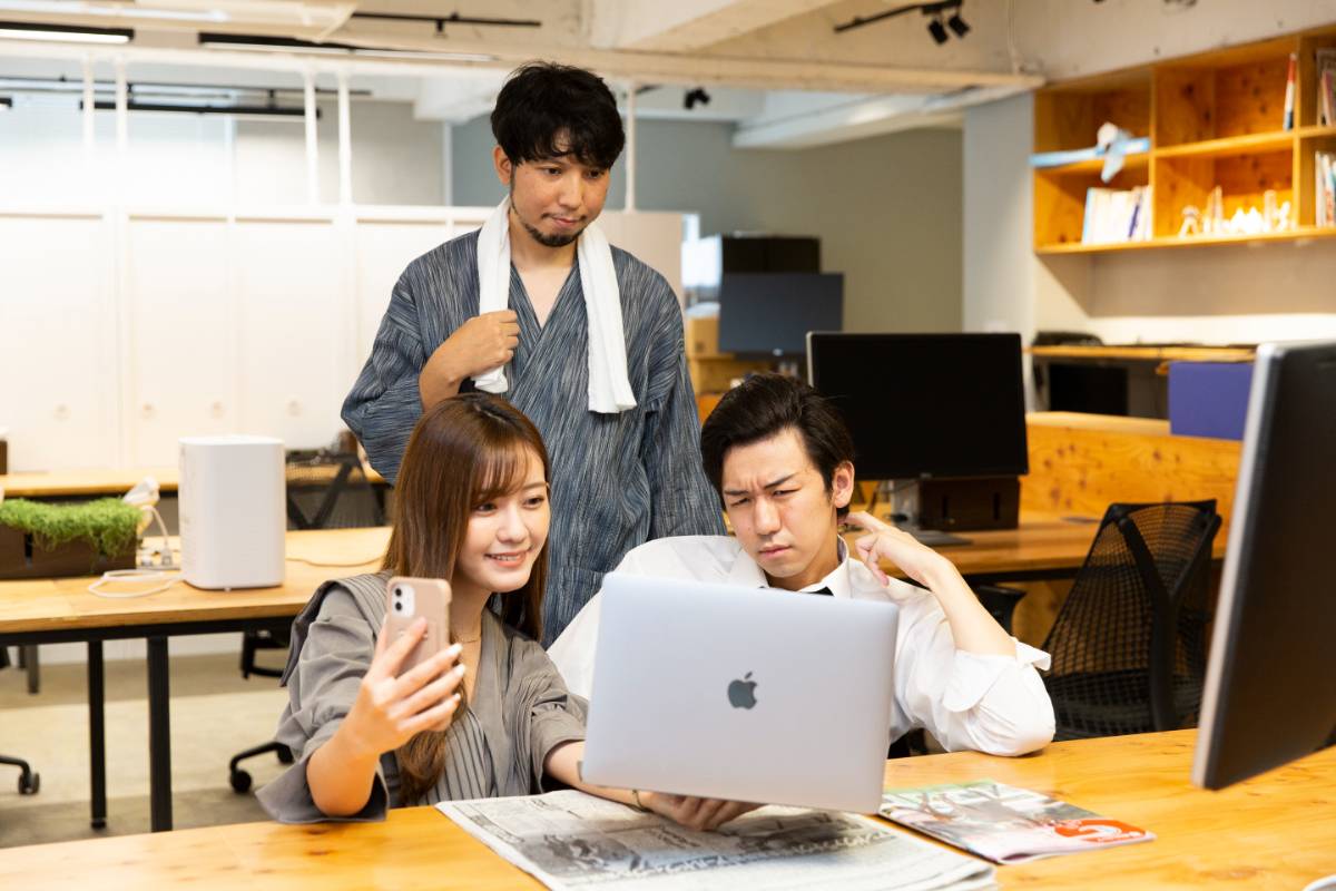 斎藤の運営するECサイトを画像岡に見せるさくらの画像