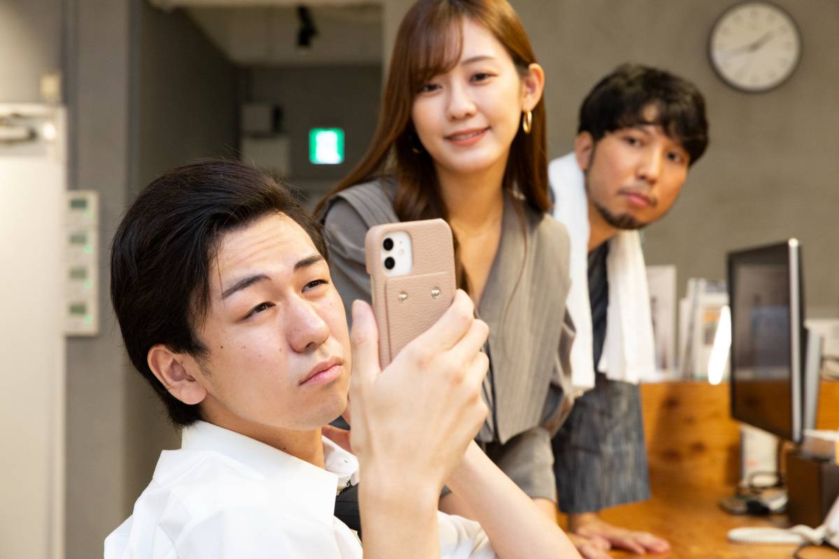 斎藤のECサイトを見て唸る画像岡の画像