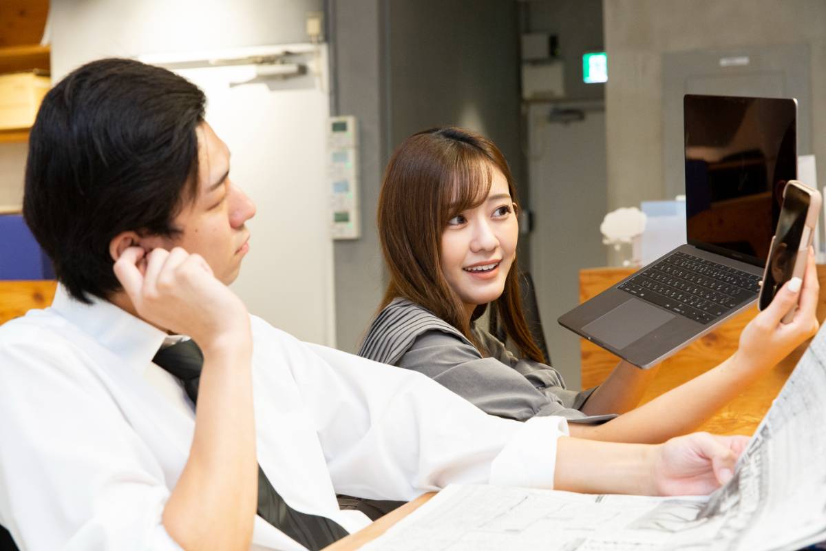 画像岡に斎藤のECサイトを見せるさくらの画像