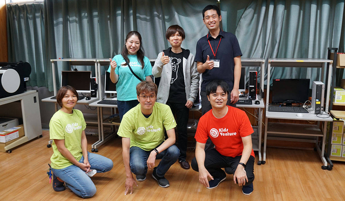 授業後に撮影時のみマスクを外して撮影。KidsVenture運営メンバーと埼玉県立越谷特別支援学校教員の中井先生（右上）
