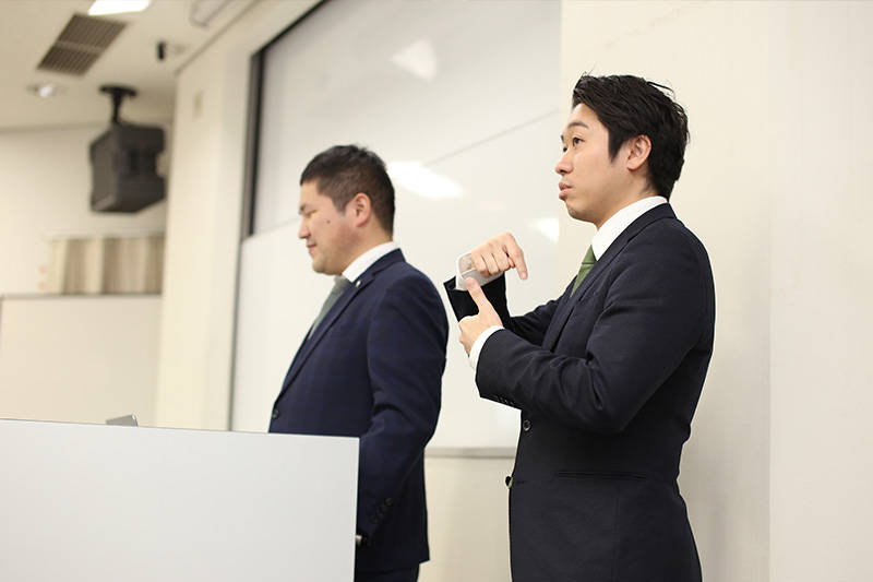 手話通訳をしている福島直人さんの写真