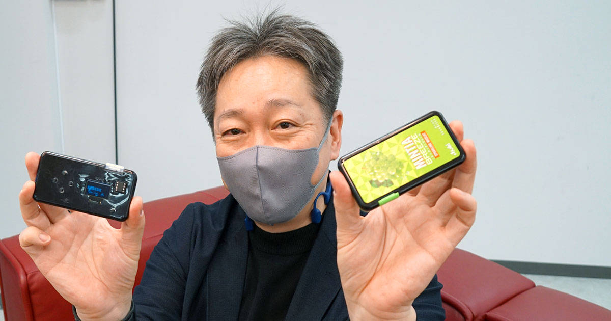 （作ることは楽しいと語る荒木さん。ミンティアケースを加工して作ったインベーダーゲームを見せてくれた）