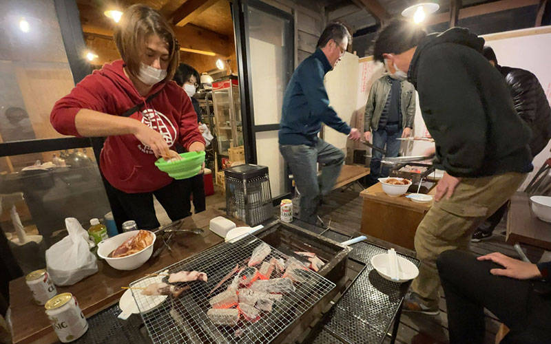 初日は懇親会も兼ねて、浜辺にある小屋でバーベキューをしました。