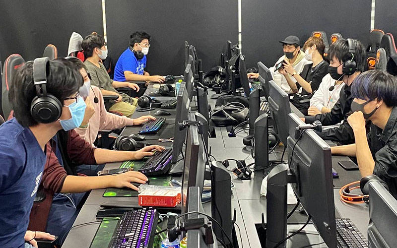 eスポーツの授業をおこなっている様子 (▲出典:大阪アニメ・声優&eスポーツ専門学校-Twitter)