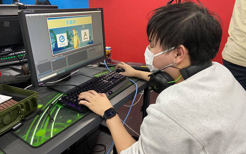 eスポーツ大会の配信をおこなっている学生の様子 (▲出典:大阪アニメ・声優&eスポーツ専門学校-Twitter)