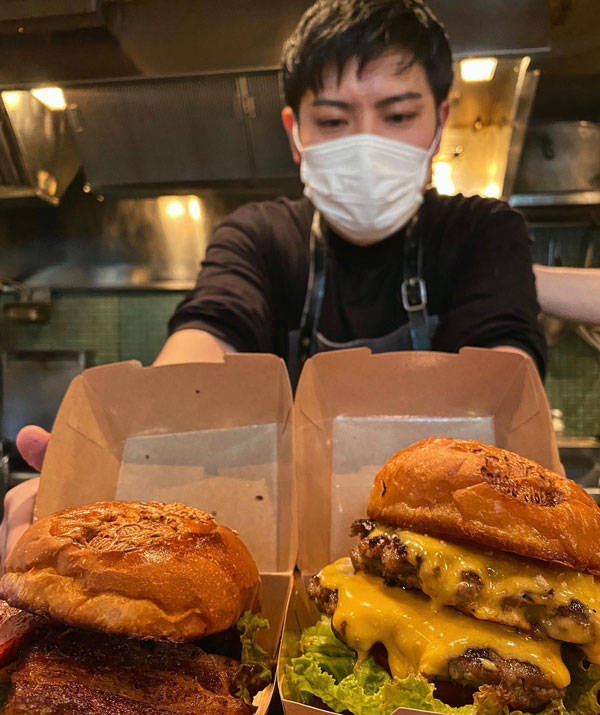 （普段はハンバーガーを作っているユウタ君）