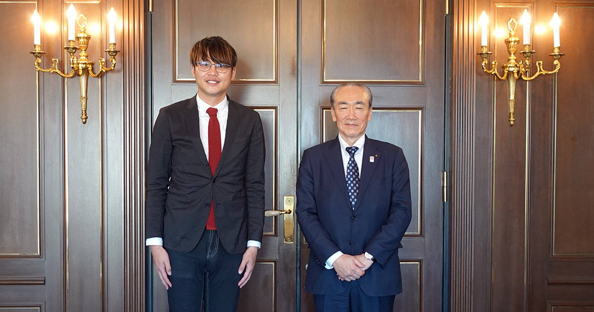 さくらインターネット株式会社代表取締役 田中邦裕（左）、株式会社ロイヤルホテル代表取締役 䕃山 秀一さん（右）