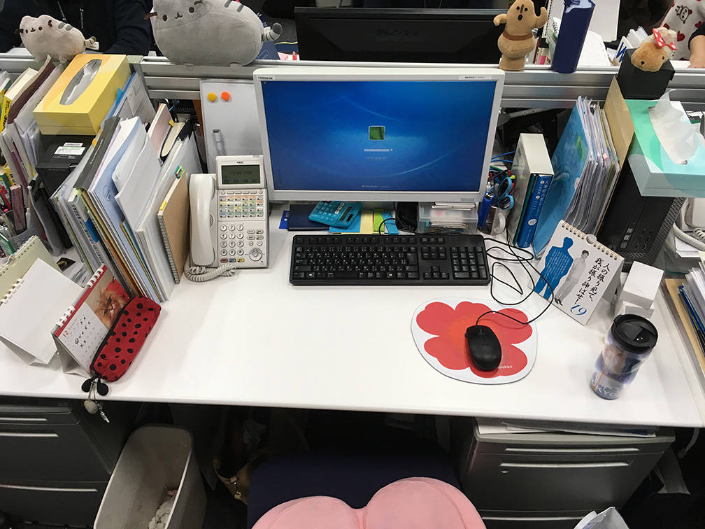人事部女性(2人目)のデスク画像