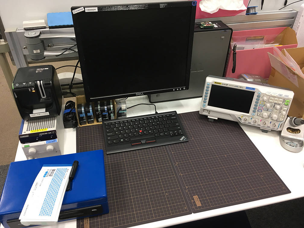 IoT Platformチームの共用机の画像
