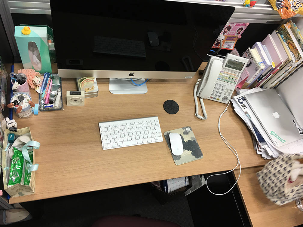 UI/UXチームデザイナー(女性)のデスク画像