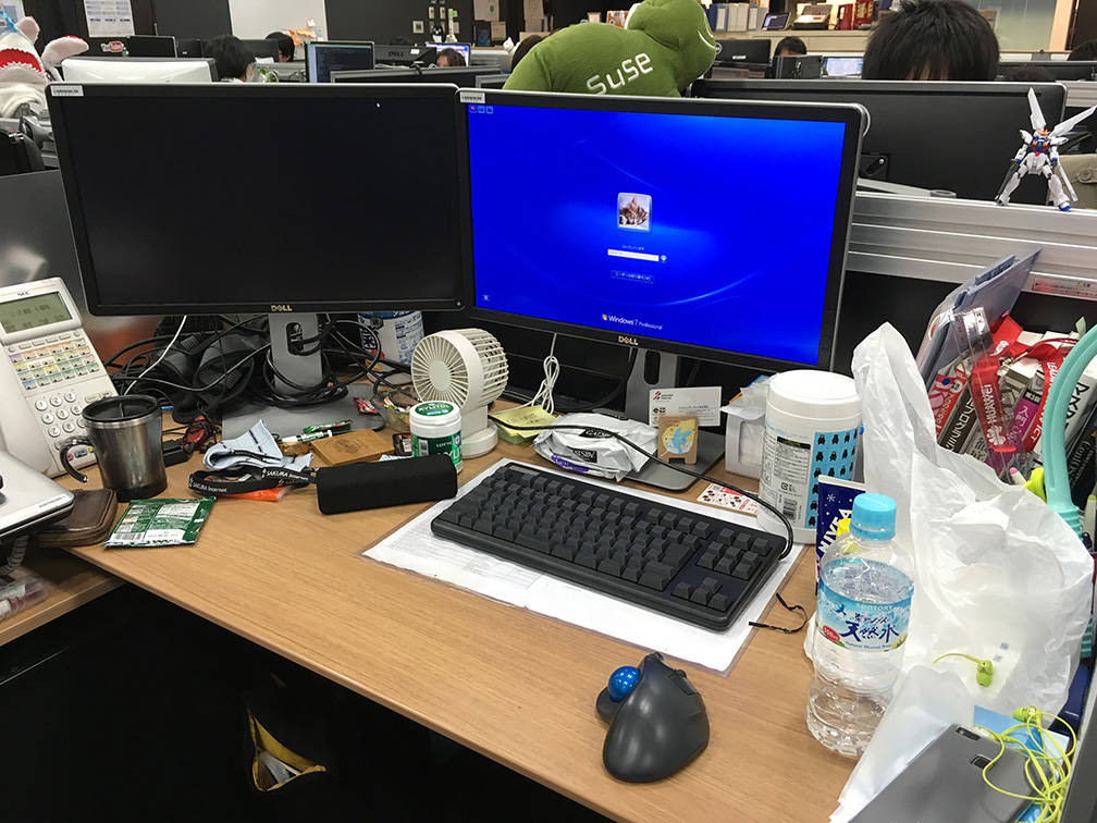 VPSインフラ基盤担当しているエンジニア(男性)のデスク画像