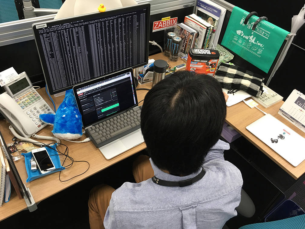 VPSチームのプロデューサー(男性)のデスク画像