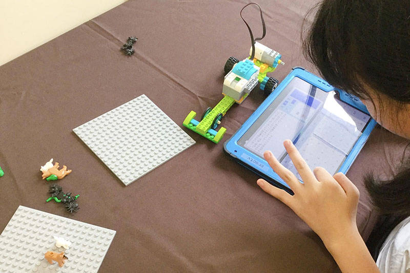 iPadを使って学ぶ子ども