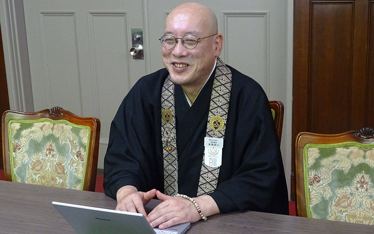 東森さんの手元にあるのが支給されたノートパソコン