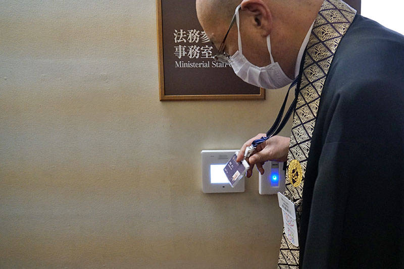 事務室には入室管理システムが導入されている