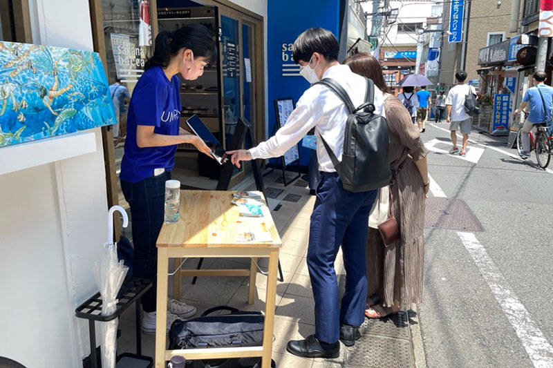 消費者向け餌やり体験会　ウミトロン株式会社提供