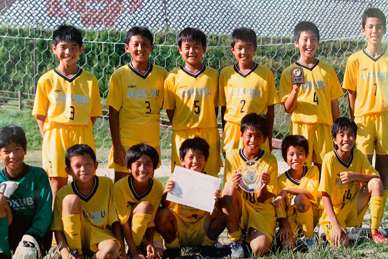 小学校3年生の時の大会後の写真。４番のユニフォームを着ている少年が渡邉さん。