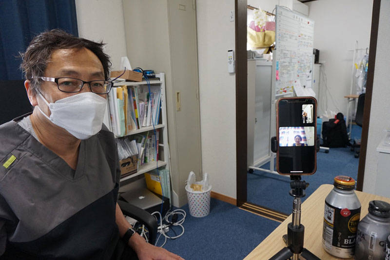 薬剤師の橋川さんとオンライン会議中