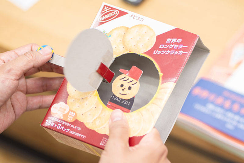 真ん中の窓が開いてキャラクターが出てくる