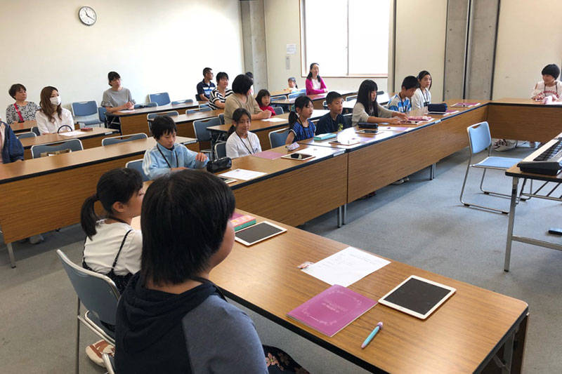 子どもたち一人ひとりに、市から作曲用のiPadが貸し出される